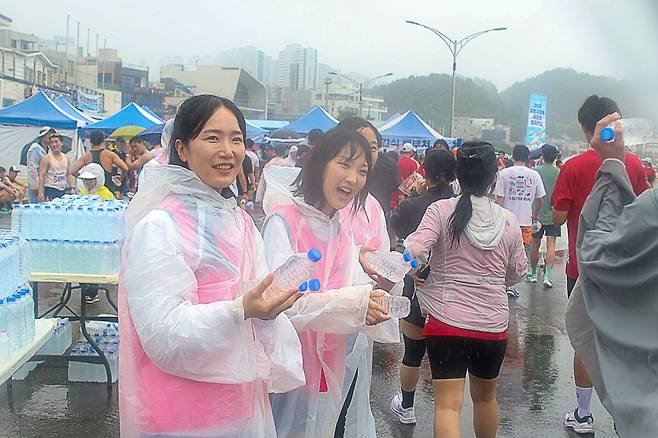 위아런 회원들은 참여한 마라톤 주자들에게 생수를 건네며 응원을 보냈다. /임창희 기자