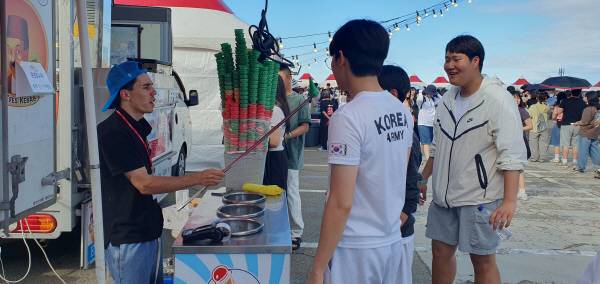 2025 칠포재즈페스티벌이 14일 오후 4시 포항시 북구 칠포해수욕장 상설무대에서 개막했다. 터키 아이스크림 상인이 특유의 장난을 선보이는 모습. 황영우 기자