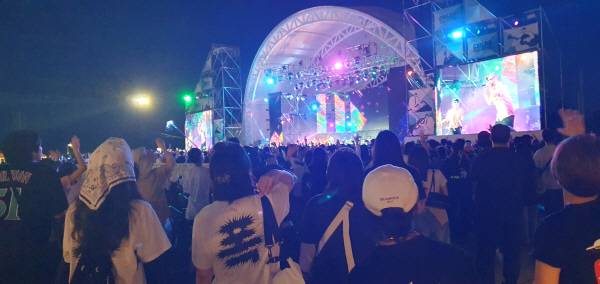 2025 칠포재즈페스티벌이 14일 오후 4시 포항시 북구 칠포해수욕장 상설무대에서 개막했다. 에픽하이의 흥겨운 노래에 관객들이 환호하는 모습. 황영우 기자