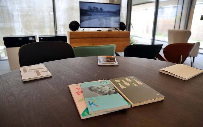 안상학과 포질 파르호드 작품을 전시하는 스튜디오 ⓒ제주의소리