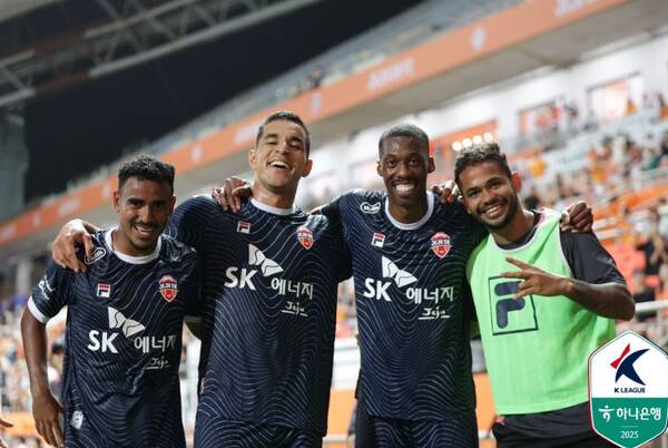 14일 저녁 제주월드컵경기장에서 열린 제주SK와 대구FC의 K리그1 18라운드 경기에서 제주SK 데닐손의 역전골이 터지자, 제주의 외국인 선수들이 기뻐하고 있다. 사진 왼쪽부터 데닐손, 유리, 이탈로, 에반드로. (사진=한국프로축구연맹)