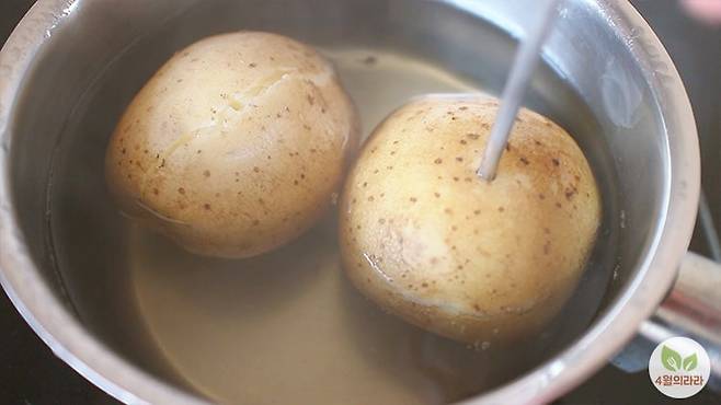 삶은 감자에 젓가락을 찌른 모습
