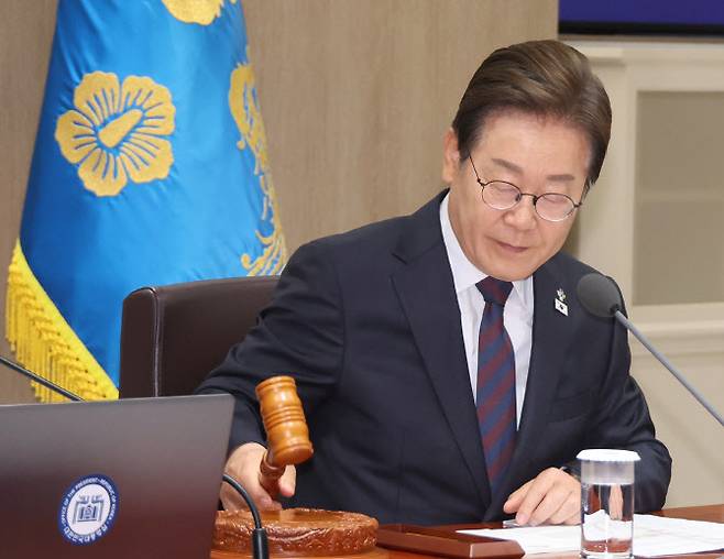 이재명 대통령이 10일 서울 용산 대통령실에서 국무회의를 주재하며 의사봉을 두드리고 있다. (사진 = 연합뉴스)