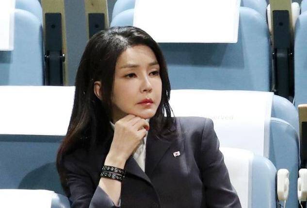 김건희 여사가 지난해 9월 20일(현지시간) 뉴욕 유엔 총회장에서 윤석열 대통령의 기조연설을 경청하고 있다. (사진=뉴시스)