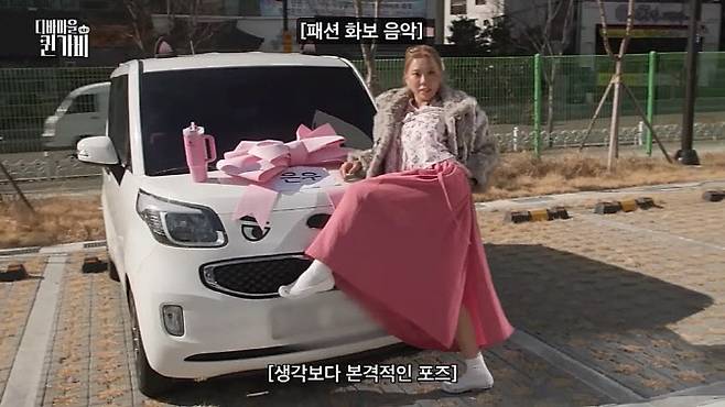 유튜브 콘텐츠 ‘디바마을 퀸가비’ 속 기아 레이와 댄서 가비. (사진=유튜브 채널 ‘가비 걸’ 캡쳐)