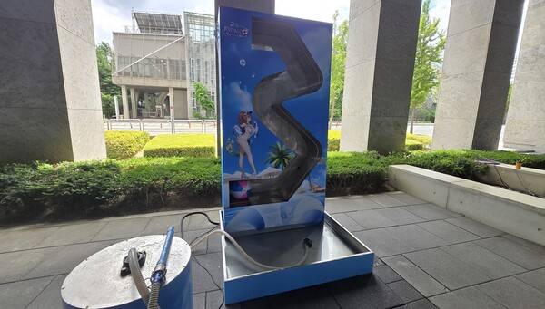 - 밖에서는 시원한 워터밤을 즐길 수 있다