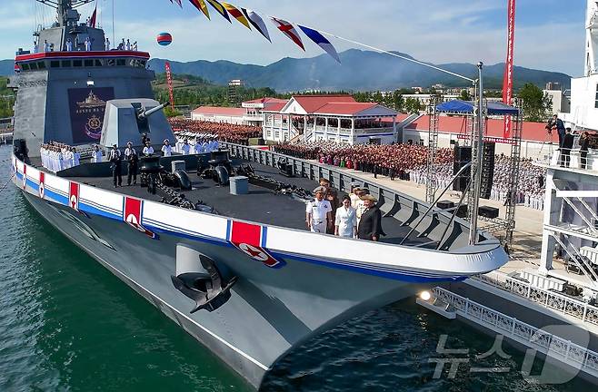 (평양 노동신문=뉴스1) = 북한 노동당 기관지 노동신문은 13일 "해군 구축함 진수기념식이 6월 12일에 나진조선소에서 진행됐다"라고 보도했다. 김정은 당 총비서도 이날 진수식에 참석했으며 새로 건조한 구축함은 '최현'급으로, 함의 명칭은 '강건'호로 명명했다. [국내에서만 사용가능. 재배포 금지. DB 금지. For Use Only in the Republic of Korea. Redistribution Prohibited] rodongphoto@news1.kr