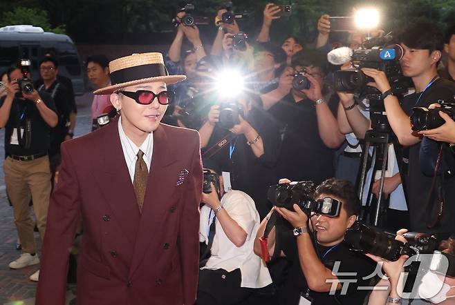 빅뱅 지드래곤(GD,권지용)이 13일 오후 서울 용산구 그랜드 하얏트 서울 호텔에서 열린 '피스마이너스원 프리미엄 하이볼 론칭 파티-더 시그널(THE SIGNAL)' 참석해 레드카펫을 밟고 있다. 2025.6.13/뉴스1 ⓒ News1 권현진 기자