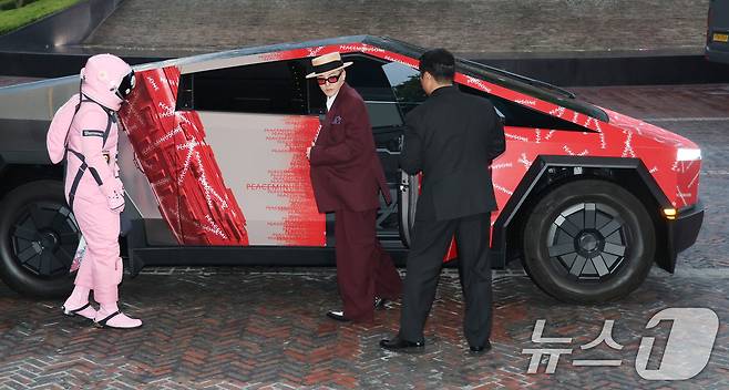 빅뱅 지드래곤(GD,권지용)이 13일 오후 서울 용산구 그랜드 하얏트 서울 호텔에서 열린 '피스마이너스원 프리미엄 하이볼 론칭 파티-더 시그널(THE SIGNAL)' 참석을 위해 PEACEMINUSONE 로고가 새겨진 사이버트럭에서 하차하고 있다. ⓒ News1 권현진 기자