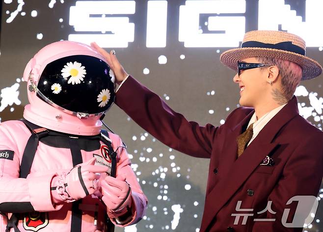 빅뱅 지드래곤(GD,권지용)이 13일 오후 서울 용산구 그랜드 하얏트 서울 호텔에서 열린 '피스마이너스원 프리미엄 하이볼 론칭 파티-더 시그널(THE SIGNAL)'에 참석해 우주인과 인사를 나누고 있다. ⓒ News1 권현진 기자