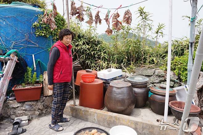 목포에 나가 살다 아픈 남편의 요양을 겸해 고향으로 돌아왔다는 옥도리 김향심 할머니. "커피 한 잔 먹고 가라"며 낯선 방문객을 반겼다.2025.6.13/뉴스1 ⓒ News1 조영석 기자