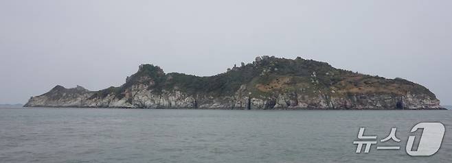 '히야섬'이라고도 불리는 백야도. 정상의 기암괴석을 왕관처럼 쓰고 있다. 환경부가 '특정도서'로 지정,관리하고 있다.2025.6.13/뉴스1 ⓒ News1 조영석 기자