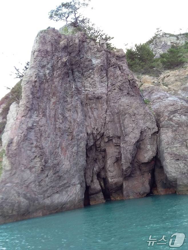 애기어깨바위- 도붓장사 나간 남편을 기다리다 지친 아내가 애기를 업은 채 바다에 빠져 죽은 뒤 생겨났다는 바위. 옥도 동쪽에 있다.(옥도리 이장 김양기씨 제공, 재판매 및 DB금지)