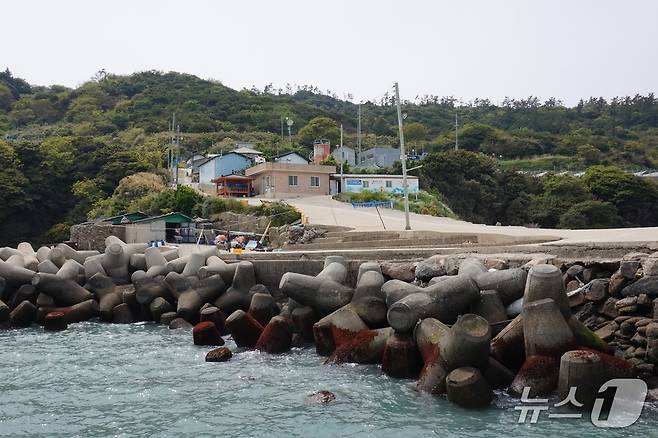 눌옥도 선착장과 마을 전경.2025.6.13/뉴스1 ⓒ News1 조영석 기자