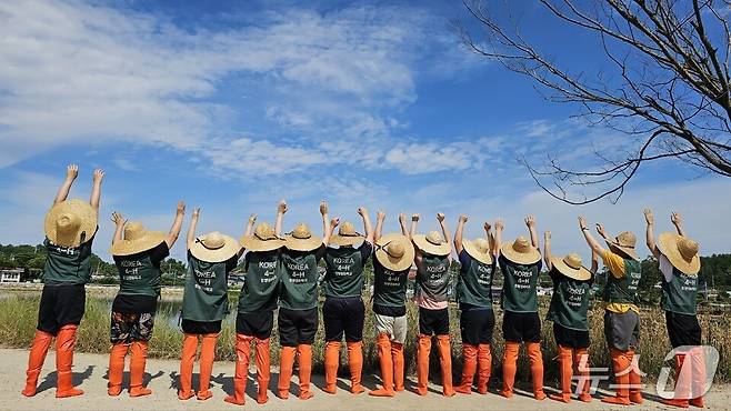 모내기 체엄에 나선 함평영화학교 학생들이 기념 포즈를 취하고 있다. (전남도교육청 제공, 재판매 및 DB 금지)