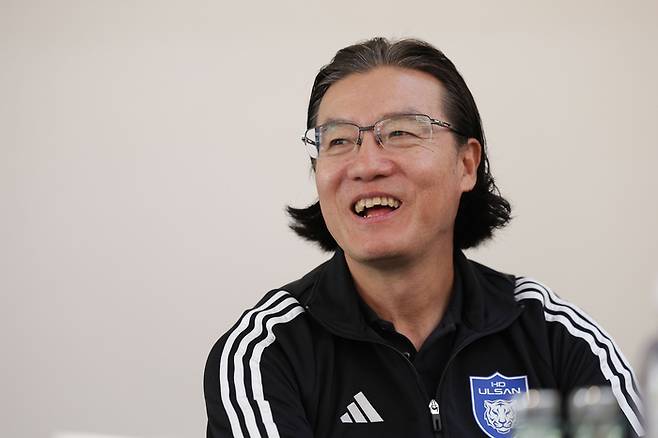 국제축구연맹(FIFA) 클럽월드컵에 도전하는 울산HD 김판곤 감독이 14일(한국시간) 울산의 베이스캠프가 있는 미국 노스캐롤라이나주 샬럿에서 취재진과 인터뷰하고 있다. 사진 | 울산HD