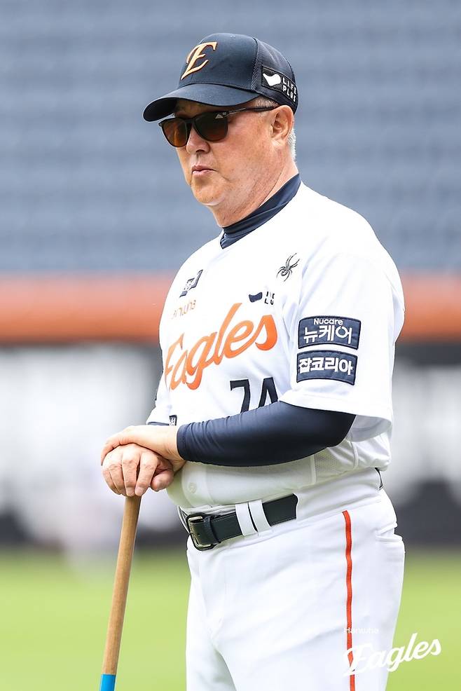 한화 김경문 감독이 선수들을 지켜보고 있다. 사진 | 한화 이글스