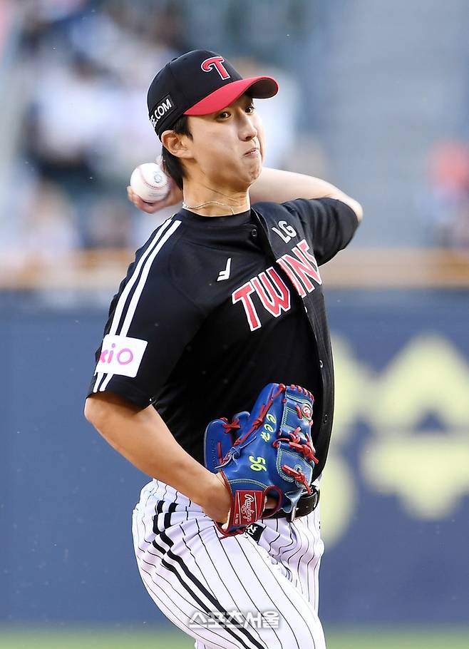 LG 최채흥이 힘차게 공을 던지고 있다. 잠실 | 박진업 기자 upandup@sportsseoul.com