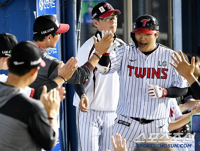 29일 잠실야구장에서 열린 한화와 LG의 경기, 6회말 LG 문보경이 동점 솔로홈런을 치고 기쁨을 나누고 있다. 잠실=허상욱 기자wook@sportschosun.com/2025.05.29/