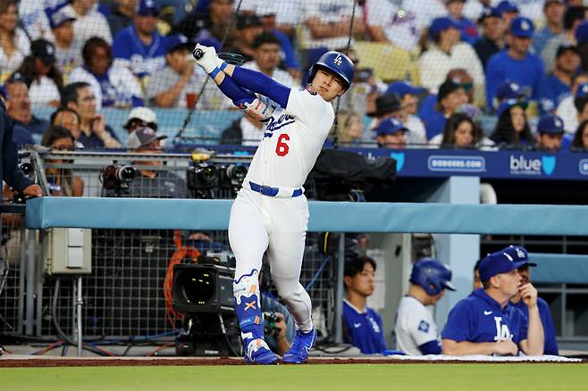 '김혜성에게 투표하라! 이미 올스타처럼 뛰고 있다'

간절히 꿈꾸면 현실이 된다. 지난 겨울 김혜성이 메이저리그 도전을 선언했을 때, 많은 이들이 '무모한 도전'이라고 생각했다. 하지만 김혜성은 해내고야 말았다. '월드시리즈 우승팀' LA다저스와 당당히 계약을 체결했고, 스프링캠프와 마이너리그를 거치더니 지난 달 초 빅리그 데뷔까지 해냈다.

또 다른 '꿈'이 현실로 다가오고 있다. 이번에는 '메이저리그 올스타전 출전'이다. 이제 더 이상 김혜성에게 '불가능'은 없다. 지금과 같은 페이스를 꾸준히 유지한다면 기적 같은 일이 현실로 나타날 수도 있다. 

이미 메이저리그(MLB)에서도 김혜성의 올스타 발탁 가능성에 관해 언급하기 시작했다. 김혜성이 당당히 '올스타 장외후보 12인'에 이름을 올렸다.

<저작권자(c) 연합뉴스, 무단 전재-재배포, AI 학습 및 활용 금지>