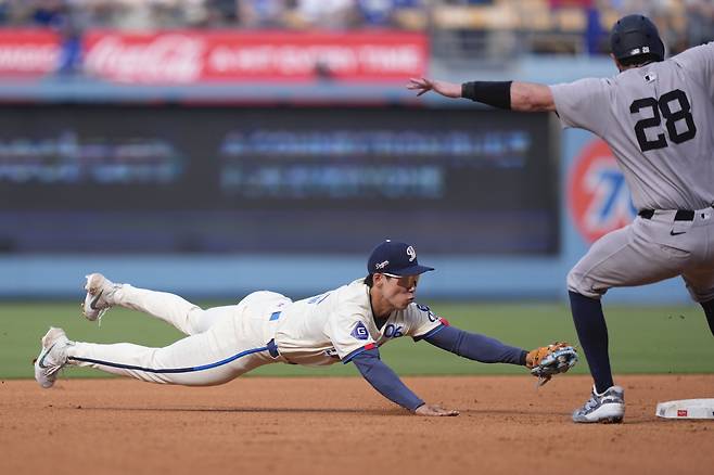'김혜성에게 투표하라! 이미 올스타처럼 뛰고 있다'

간절히 꿈꾸면 현실이 된다. 지난 겨울 김혜성이 메이저리그 도전을 선언했을 때, 많은 이들이 '무모한 도전'이라고 생각했다. 하지만 김혜성은 해내고야 말았다. '월드시리즈 우승팀' LA다저스와 당당히 계약을 체결했고, 스프링캠프와 마이너리그를 거치더니 지난 달 초 빅리그 데뷔까지 해냈다.

또 다른 '꿈'이 현실로 다가오고 있다. 이번에는 '메이저리그 올스타전 출전'이다. 이제 더 이상 김혜성에게 '불가능'은 없다. 지금과 같은 페이스를 꾸준히 유지한다면 기적 같은 일이 현실로 나타날 수도 있다. 

이미 메이저리그(MLB)에서도 김혜성의 올스타 발탁 가능성에 관해 언급하기 시작했다. 김혜성이 당당히 '올스타 장외후보 12인'에 이름을 올렸다.

<저작권자(c) 연합뉴스, 무단 전재-재배포, AI 학습 및 활용 금지>
