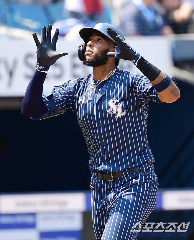 25일 대구 삼성라이온즈파크에서 열린 KBO리그 삼성과 KIA의 경기. 1회말 삼성 디아즈가 KIA 선발 윤영철을 상대로 투런 홈런을 날렸다. 세리머니를 펼치는 디아즈. 대구=송정헌 기자songs@sportschosun.com/2025.05.25/