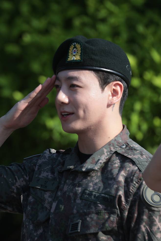 전역 경례하는 BTS 정국

<저작권자(c) 연합뉴스, 무단 전재-재배포, AI 학습 및 활용 금지>