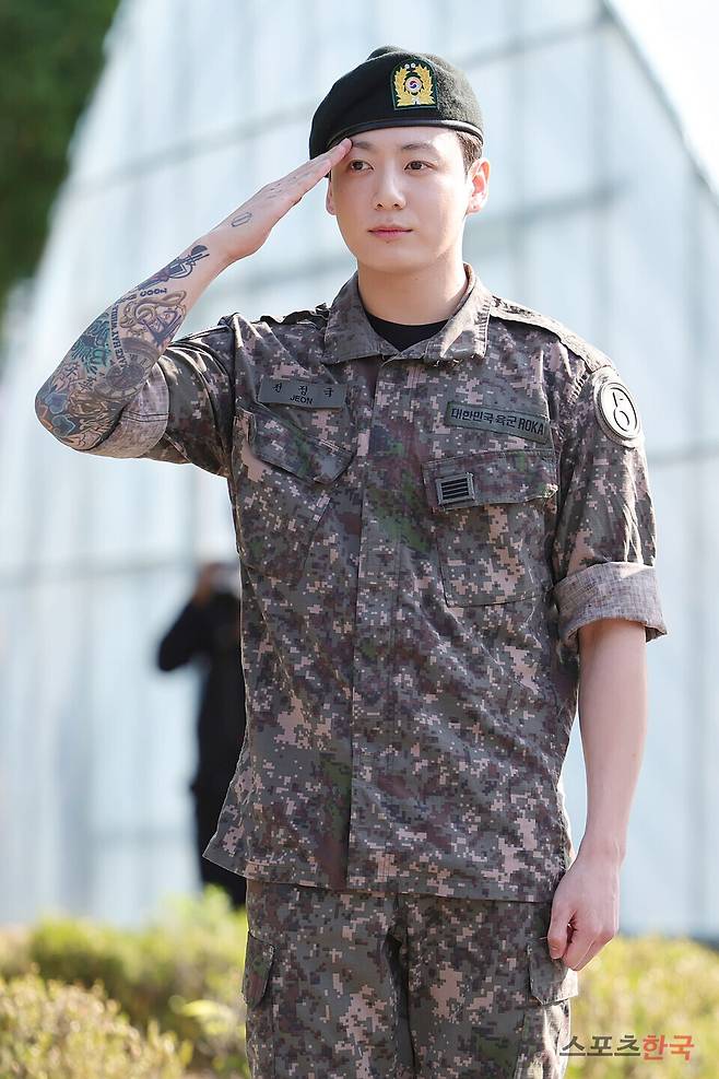 11일 경기도 연천공설운동장에서 전역 인사를 하고 있는 방탄소년단(BTS) 정국. 25.6.11 ⓒ이혜영 기자 lhy@hankooki.com