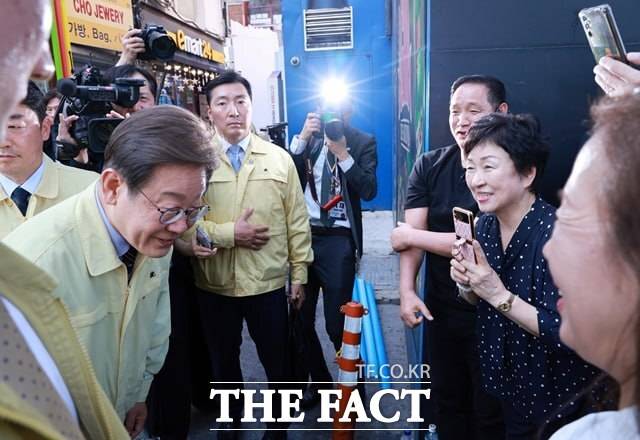 이 대통령이 12일 서울 용산구 이태원 참사 현장 '10·29 기억과 안전의 길'을 둘러보며 시민들과 인사하는 모습. /뉴시스