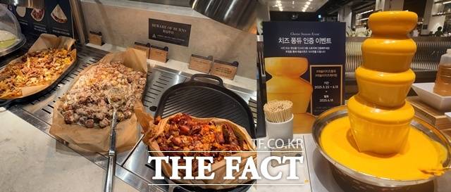 애슐리퀸즈는 지난달 22일 '치즈 페어링' 관련 신메뉴를 출시했다. /문화영 기자