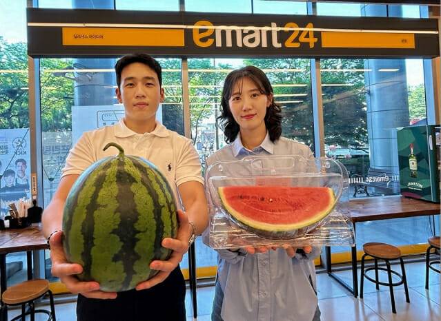이마트24가 선보이는 통수박과 조각수박. (제공=이마트24)