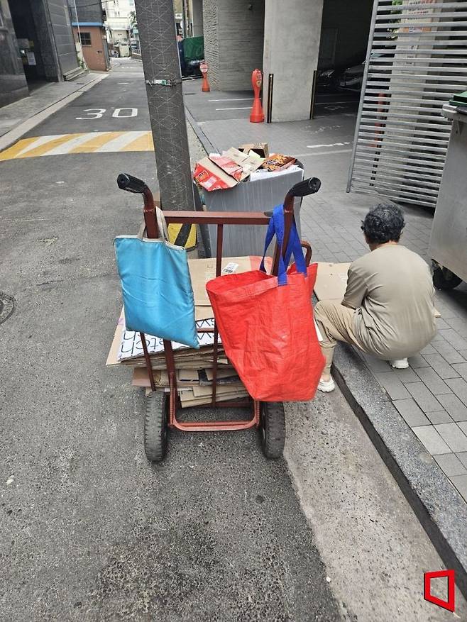 지난 10일 오전 서울 중구 황학동 일대에서 한 노인이 폐지를 줍고 있다. 박승욱 기자