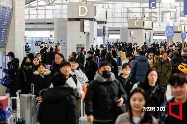 임시공휴일이 포함된 설 명절 연휴를 앞둔 24일 인천국제공항 제1여객터미널을 찾은 여행객들로 붐비고 있다. 인천국제공항공사는 이번 설 연휴 특별 교통 대책 기간인 24일부터 다음 달 2일까지 10일간 총 214만1000명, 일평균 21만4000명의 여객이 인천공항을 이용할 것으로 전망된다고 밝혔다. 강진형 기자