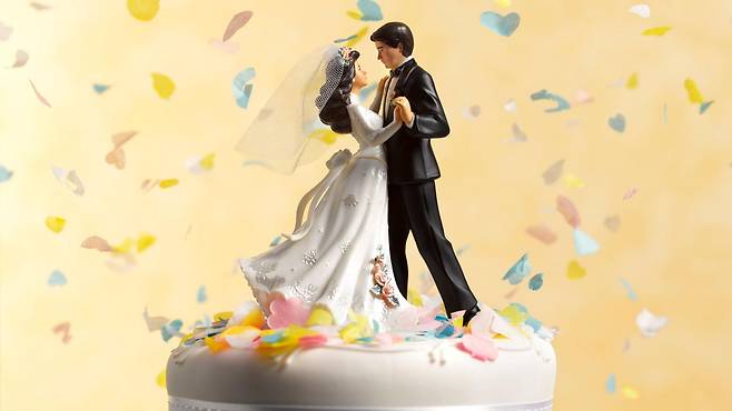 춤추는 신랑 신부 인형