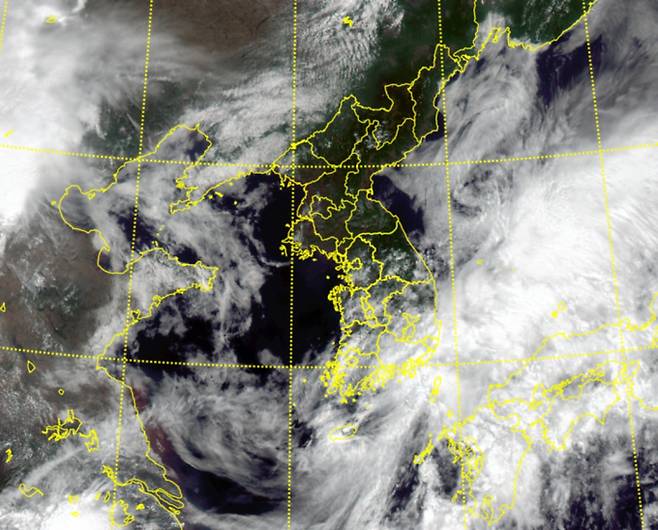 2025년 장마, 태풍 1호 '잘못된 만남'... 내일도 모레도 '물벼락'= 2025년 장마가 시작된 제주를 중심으로 세찬 비가 내렸다.오늘(14일)은 남부지방과 제주를 중심으로 강한 비가 쏟아지면서 곳곳에 호우특보가 발효 중이다.일요일인 내일(15일)은 2025년 1호 태풍 우딥이 몰고온 수증기가 한반도로 유입되면서 전국에 다시 비가 예상된다.'ⓒ기상청: 천리안 위성 영상