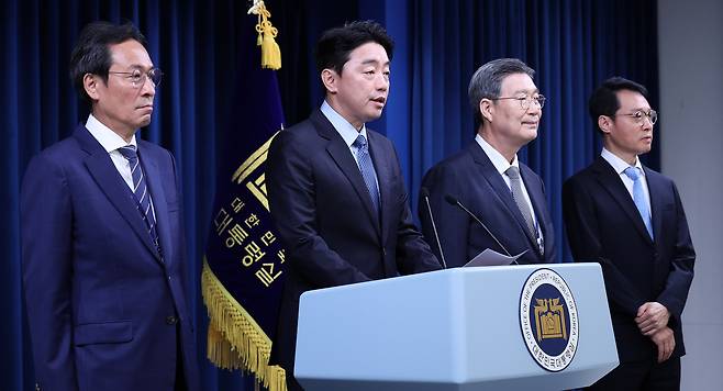 강훈식 대통령 비서실장이 8일 서울 용산구 대통령실 청사에서 수석급 인선 발표를 하고 있다. 왼쪽부터 우상호 정무수석, 강훈식 비서실장, 오광수 민정수석, 이규연 홍보수석./뉴스1