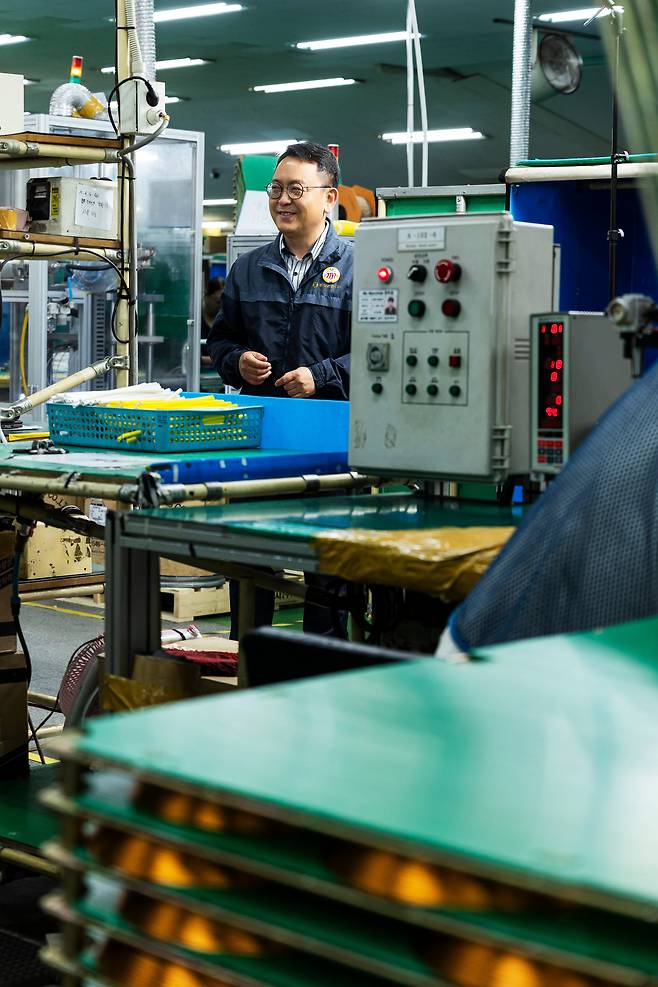 1980년 창업한 범일산업은 1988년부터 인천 남동공단의 현 자리에서 사업을 이어오고 있다. 신영석 대표가 작업장을 둘러보며 웃고 있다. 작업복 왼쪽 가슴에 'ㅎㅅㅇㅆ 난 까? 박사'라고 쓰인 동그란 배지가 달려 있다. '할 수 있어. 더 좋은 방법이 없을까 항상 고민하자'는 뜻이다. /양수열 영상미디어 기자