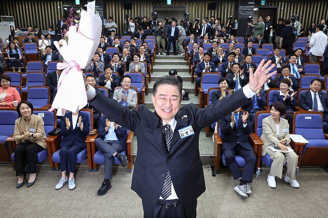 더불어민주당 김병기 신임 원내대표가 13일 서울 여의도 국회에서 열린 제22대 국회 더불어민주당 제2기 원내대표 선출 의원총회에서 꽃다발을 들고 기념촬영을 하고 있다./남강호 기자