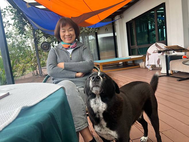 대만 타이둥 두란에 있는 자택에서 만난 룽잉타이 전 대만 문화부 장관이 팔짱을 끼고 환하게 웃고 있다. 사진에 함께 등장한 개 이름은 ‘알렉산더 폰 훔볼트’. 지리학의 아버지로 추앙받는 독일 학자 이름을 땄다. 그가 키우는 또 다른 개 이름은 진화론의 아버지에게서 이름을 딴 ‘찰스 다윈’이다. 룽잉타이는 “4년 전 개 두 마리를 데려오면서 내가 좋아하는 사람들 이름을 붙였다”고 말했다./이벌찬 특파원