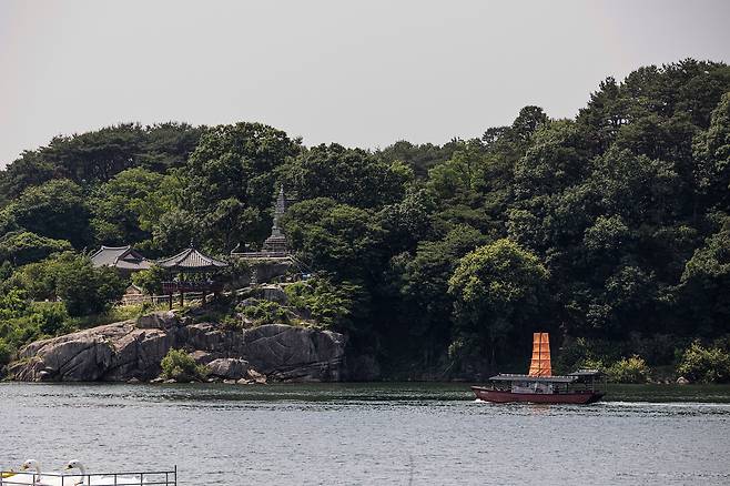 출렁다리를 통해 남한강을 건너 '금은모래강변공원'에서 바라본 천년고찰 '신륵사'. / 이경호 영상미디어 기자