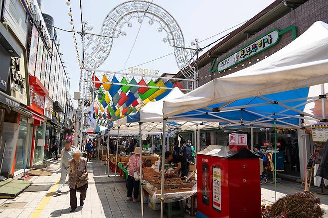 경기도에서 '성남 모란 5일장' 다음으로 규모가 큰 '세종시장'(한글시장). 5와 0으로 끝나는 날 서는 장날엔 더욱 볼거리가 풍성해진다. / 이경호 영상미디어 기자