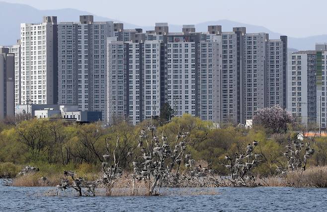 2022년 4월 7일 강원 춘천시 소양강 뒤 아파트 단지전경. /연합뉴스