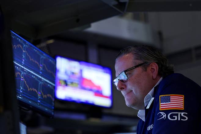 미국 뉴욕증권거래소(NYSE)에서 한 트레이더가 업무를 보고 있다. /로이터 연합뉴스