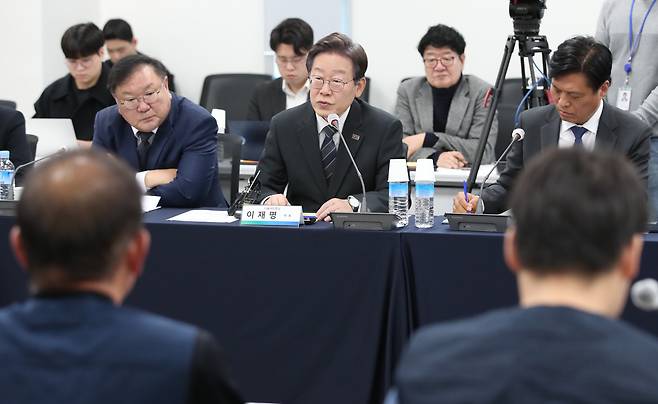 이재명 대통령이 더불어민주당 대표로 있던 2023년 11월 15일 대전 유성구 기초과학연구원(IBS) 중이온가속기연구소에서 R&D 예산 관련 현장 간담회에 참석해 발언하고 있다. 기초과학 학회 연합체는 이재명 대통령의 새 정부가 R&D 예산 삭감 후 감소한 과제 수를 회복시켜 연구생태계를 시급히 복원해야 한다고 주장했다.뉴스1