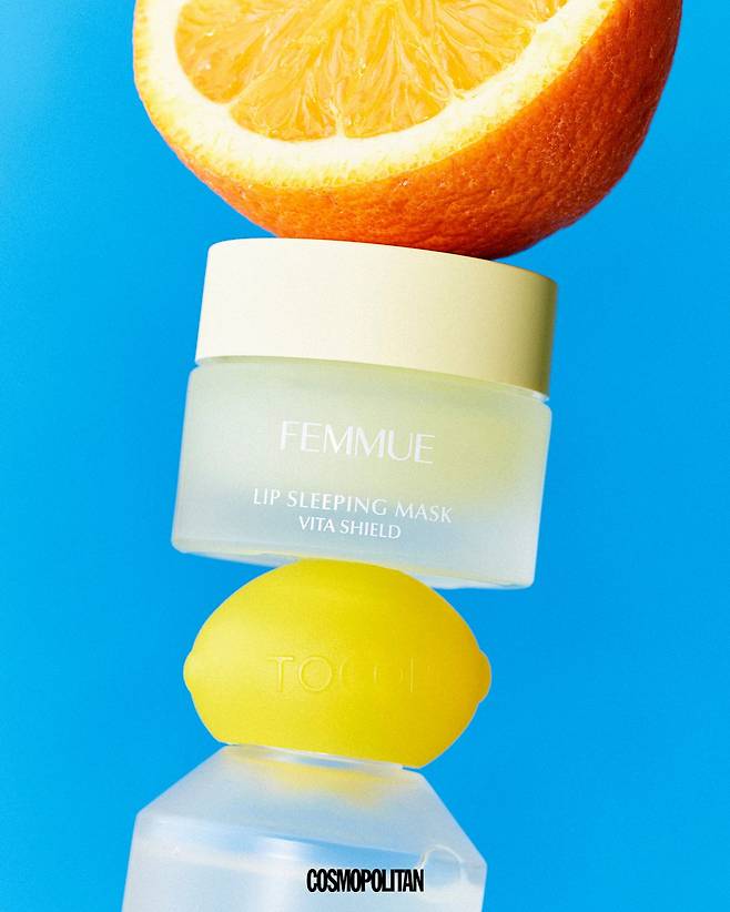 (위부터)자는 동안 입술에 풍부한 영양을 공급해 각질을 부드럽게 정돈하고 생기를 더하는 립 슬리핑 마스크. 씨베리 유래 비타민 C가 입술을 보호하고, 비타민 E가 촉촉함과 활력을 지켜준다. 립 슬리핑 마스크 비타 쉴드 2만8천원 Femmue. 피부 각질과 결을 정돈하고 안색을 개선하는 데일리 약산성 토너. 레몬 추출물 38%를 함유해 칙칙한 피부에 생기를 불어넣고 pH 5.5로 민감한 피부도 자극 없이 사용 가능하다. 아하 바하 레몬 토너 2만5천원 Tocobo.