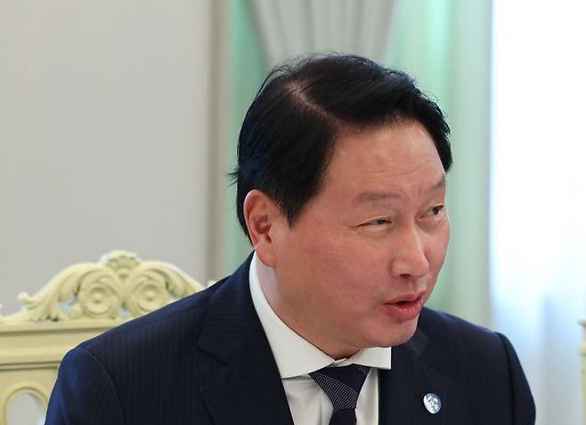 최태원 SK그룹 회장 겸 대한상공회의소회장이 13일 서울 용산 대통령실에서 열린 이재명 대통령과의 6경제단체와 기업인 간담회에서 발언하고 있다. ⓒ뉴시스