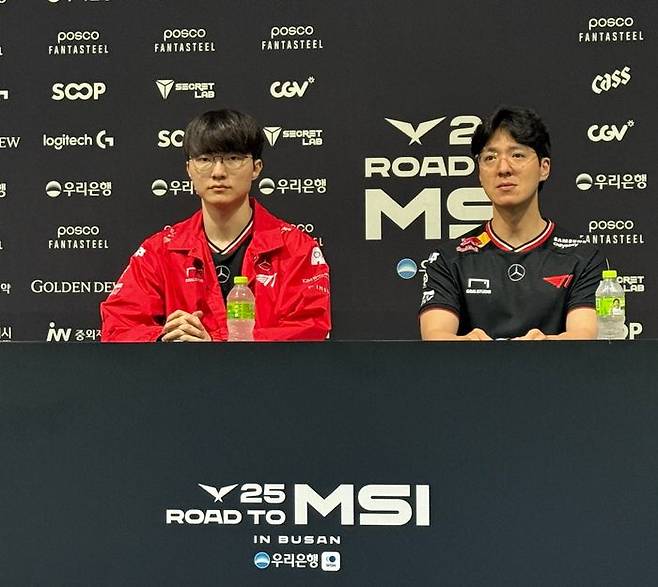 14일 부산 사직실내체육관에서 열린 '2025 LCK 로드 투 MSI' 4라운드 경기에서 T1이 KT롤스터를 승리했다. (왼쪽부터) '페이커' 이상혁과 김정균 T1 감독은 경기 종료 후 진행된 기자 간담회에서 소감을 전하고 있다. ⓒ데일리안 황지현 기자