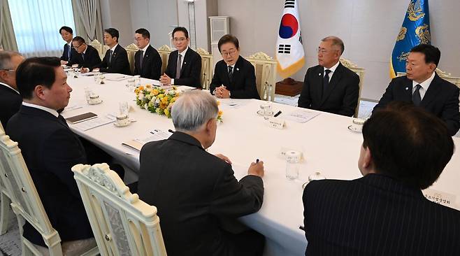 이재명 대통령이 13일 서울 용산 대통령실에서 열린 주요 5대 그룹 총수 및 6개 경제단체장 간담회에서 발언하고 있다. 이 대통령은 이날 “정부는 각 기업이 경제 성장 발전에 기여할 수 있도록, 자기 사업을 잘할 수 있도록 적극적으로 지원, 협조하는 게 제일 중요한 일”이라고 말했다. 대통령실사진기자단