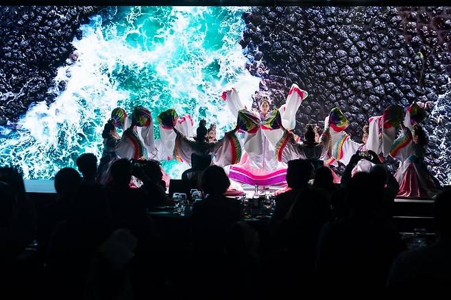 10일 서울 강남구 코엑스에서 열린 제11차 세계식물원교육총회 만찬 공연. 국립수목원 제공