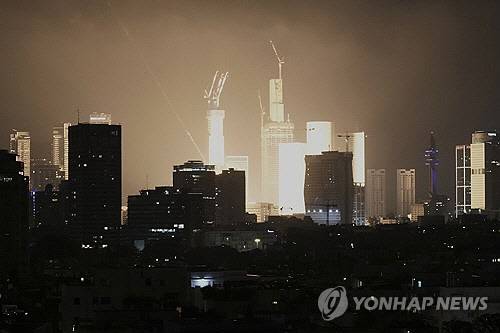 이란이 발사한 미사일이 14일(현지시간) 텔아비브에서 폭발하면서 발생한 섬광       [텔아비브 AP=연합뉴스]